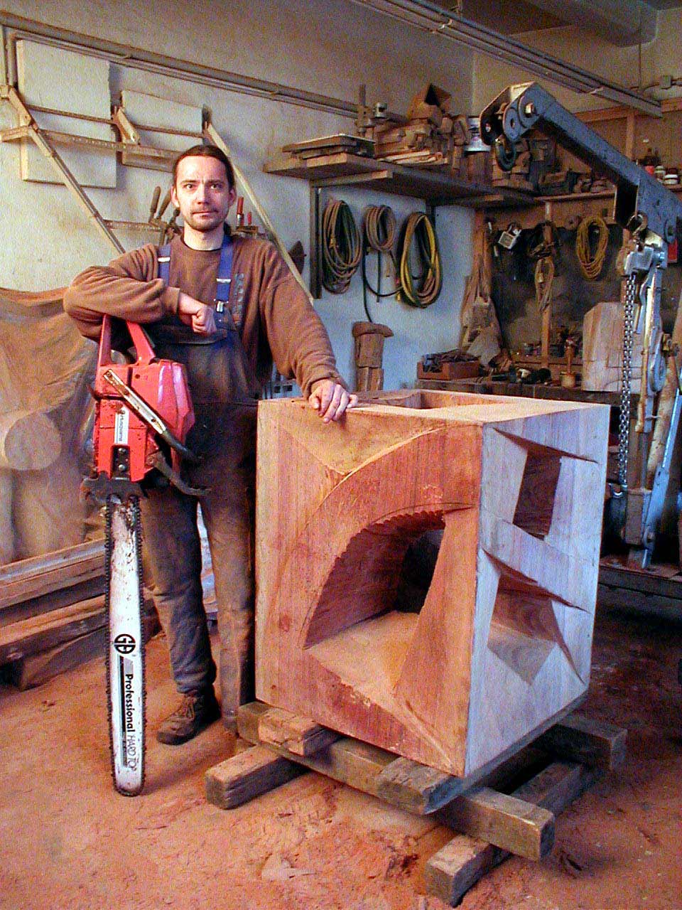 In meinem Berliner Atelier bei der Arbeit an einer Holzskulptur.