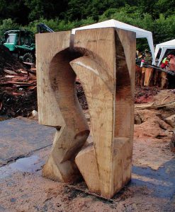 Skulptur_auf_einem_Holzbildhauersymposium